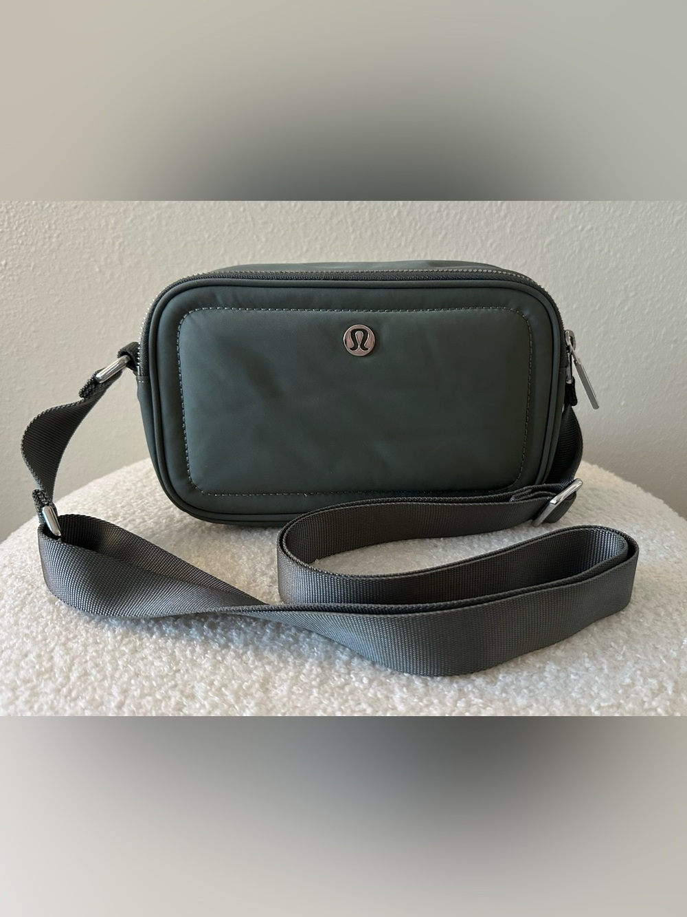 lululemon Crossbody Camera Bag 2L - 2-liter volume - dark gray